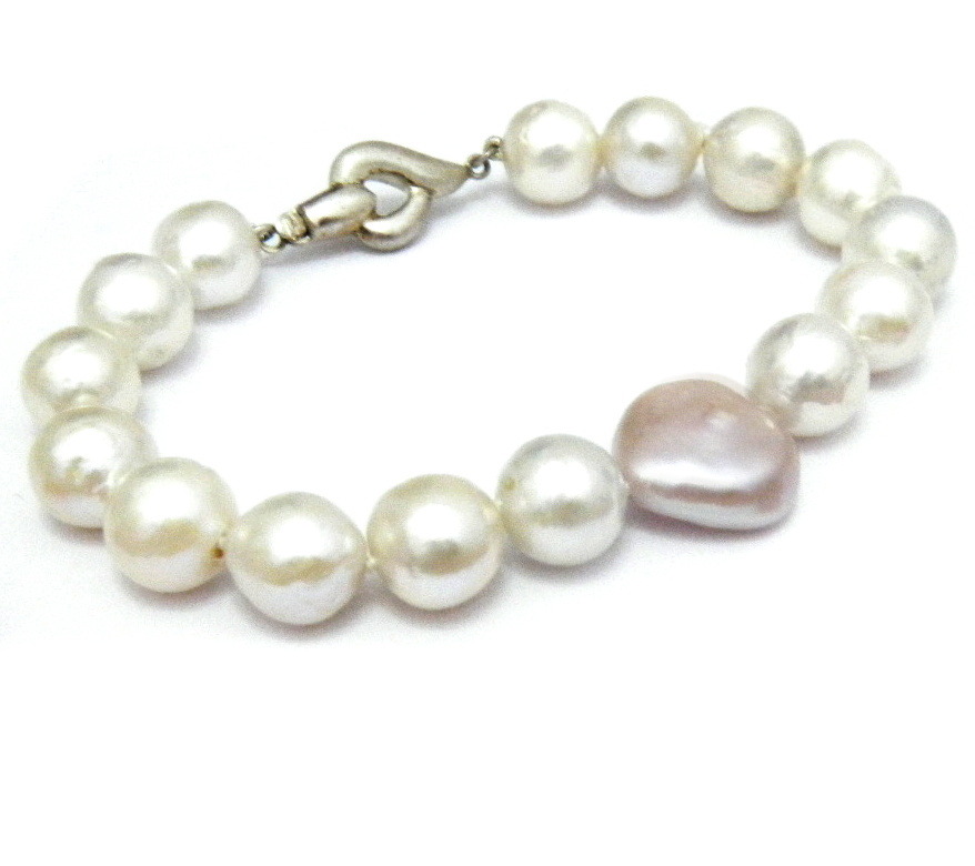 White Heart Pearl Bracelet